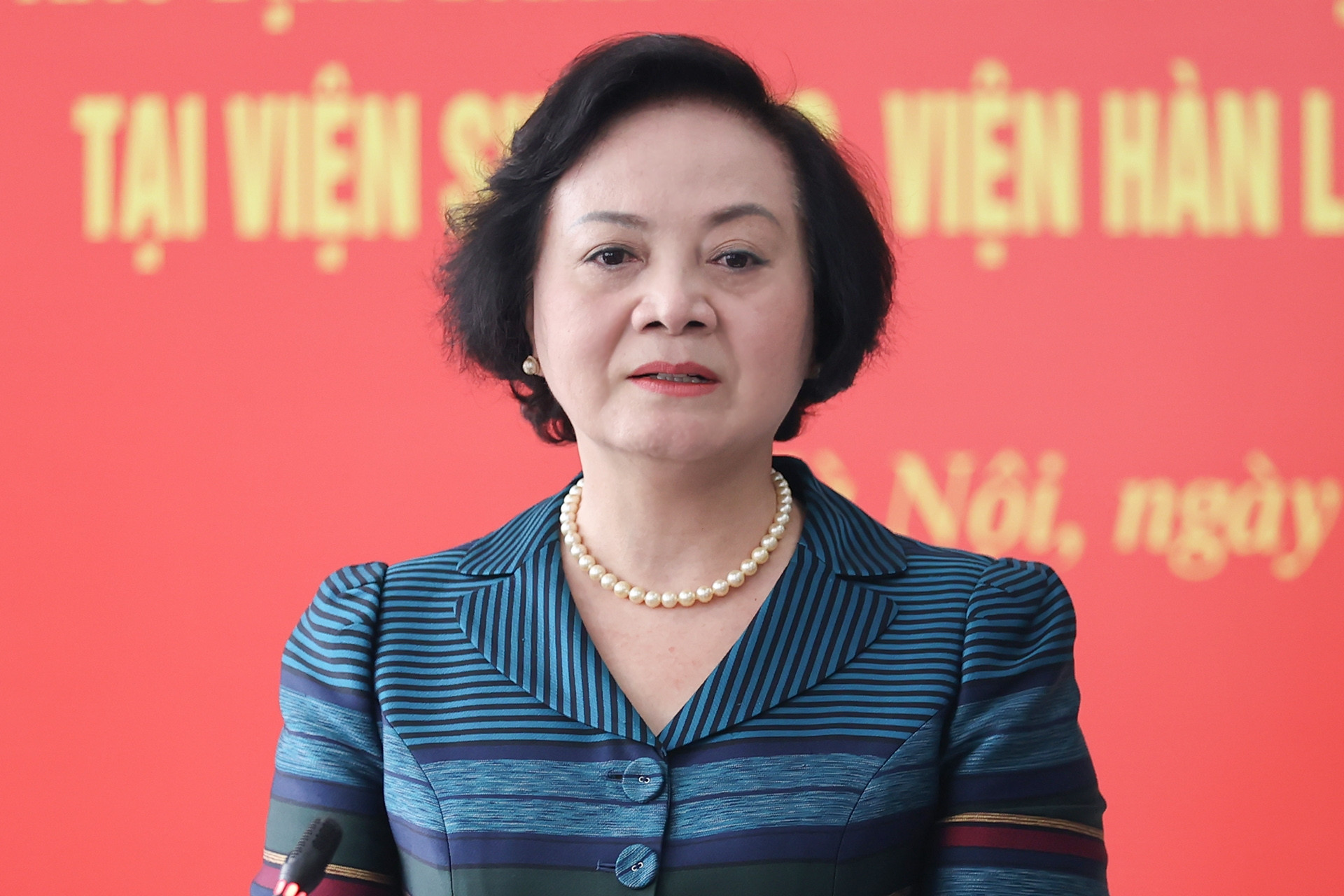 Phó Thủ tướng Phạm Thị Thanh Trà kiểm tra Trung tâm Giám định ADN tìm lại danh tính liệt sĩ