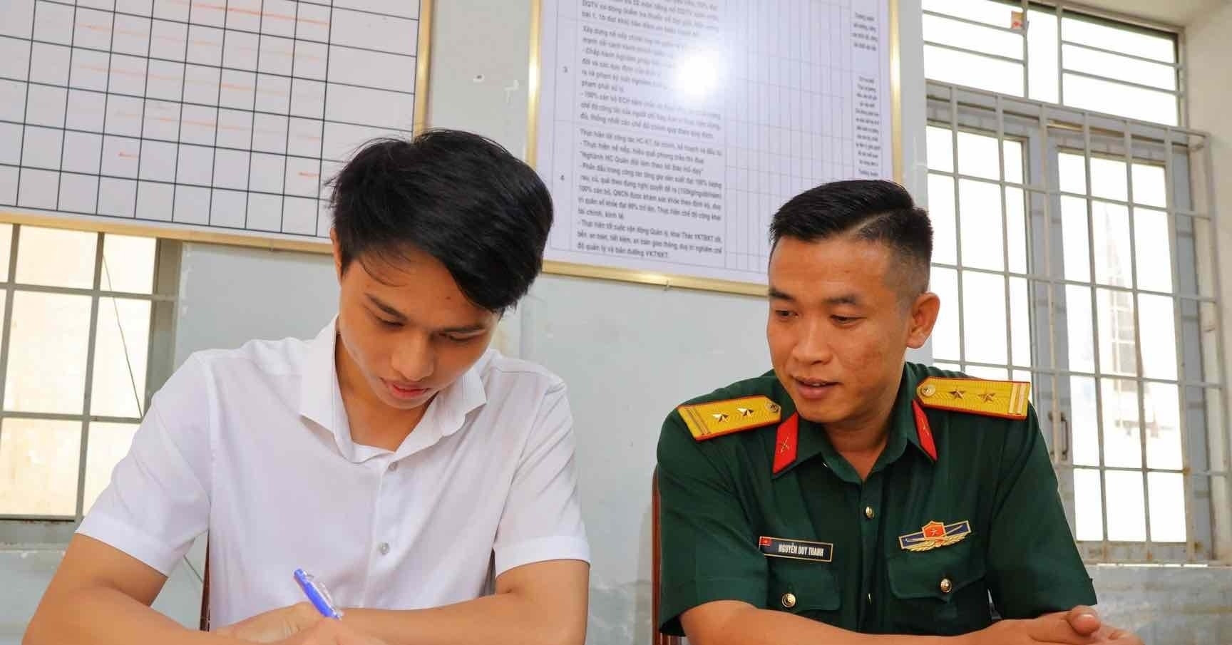 Sinh viên năm 4 Trường Đại học Tây Nguyên tình nguyện viết đơn nhập ngũ