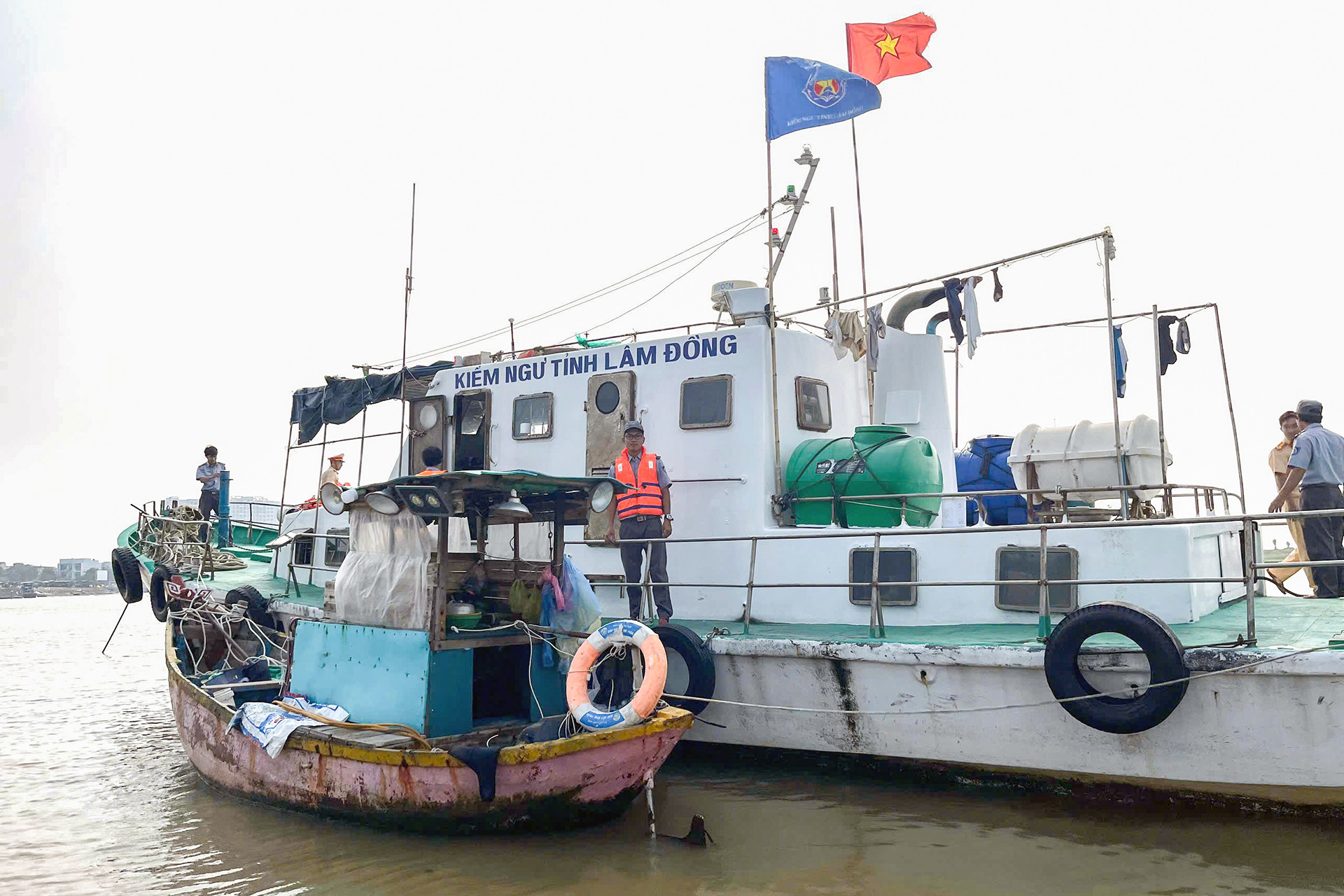 Tàu cá vi phạm được đưa về bờ để lập biên bản, xử lý.
1.jpg