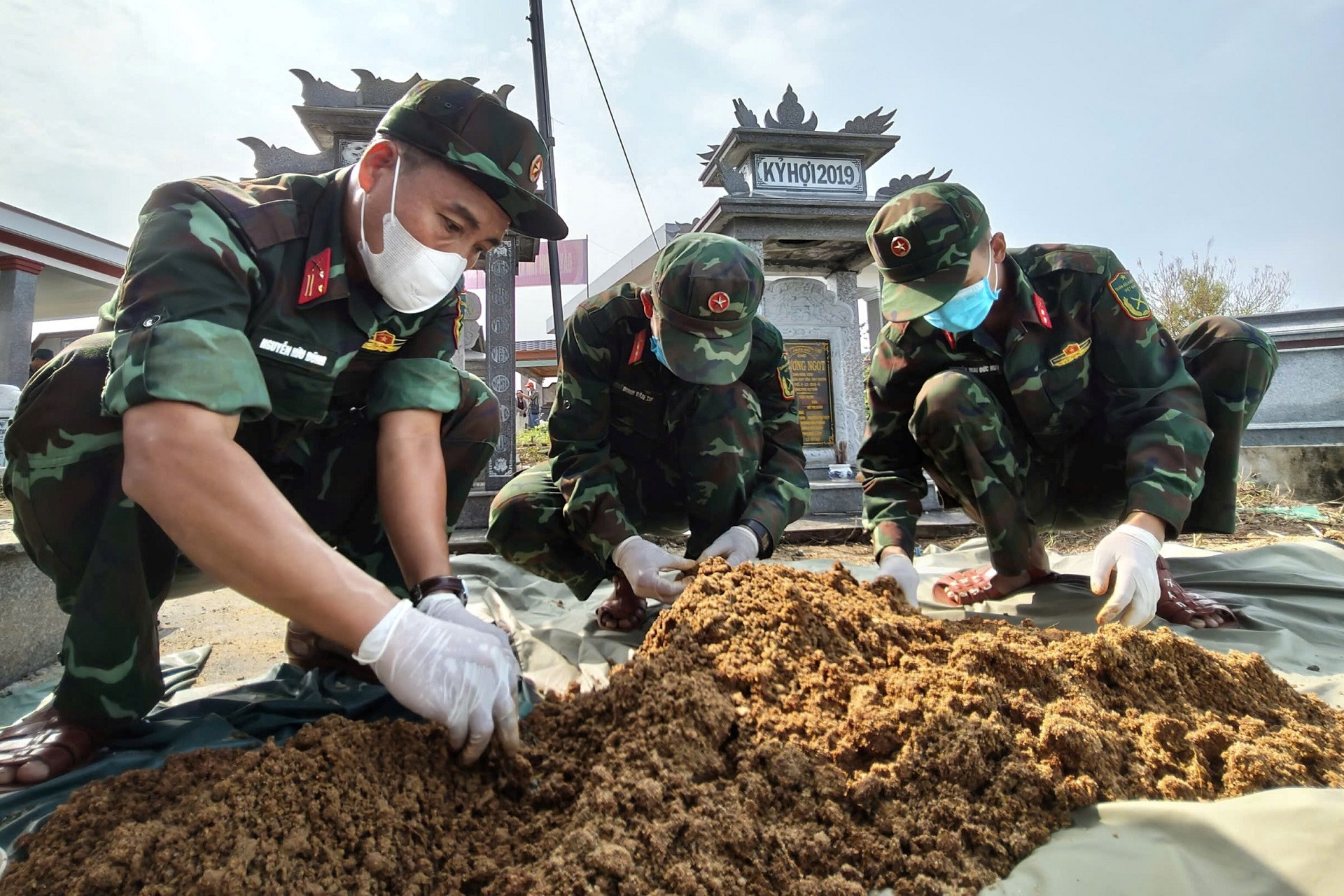 3. Bộ đội cất bốc hài cốt.jpg