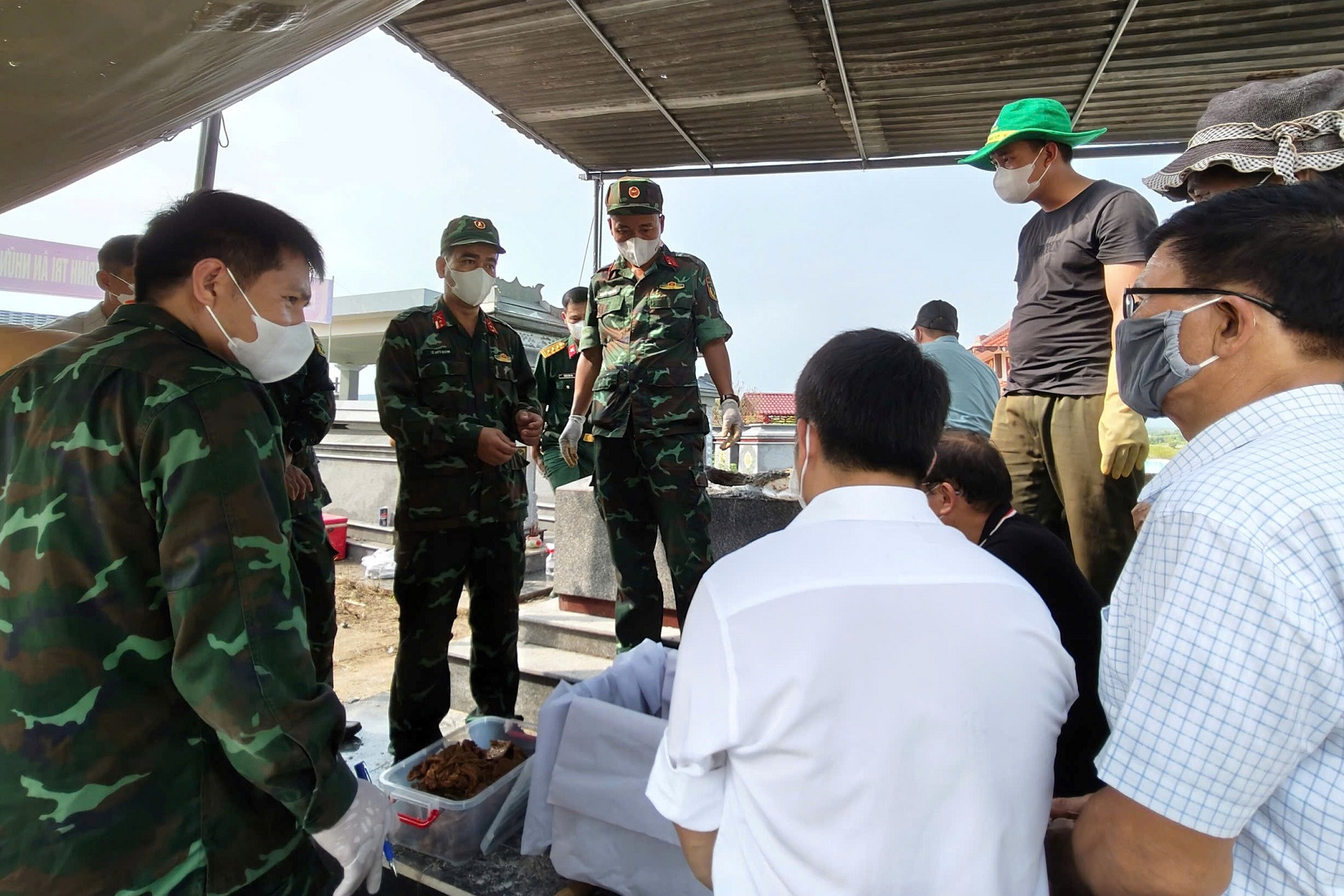 4. Cảnh cất bốc mộ tập thể.jpg