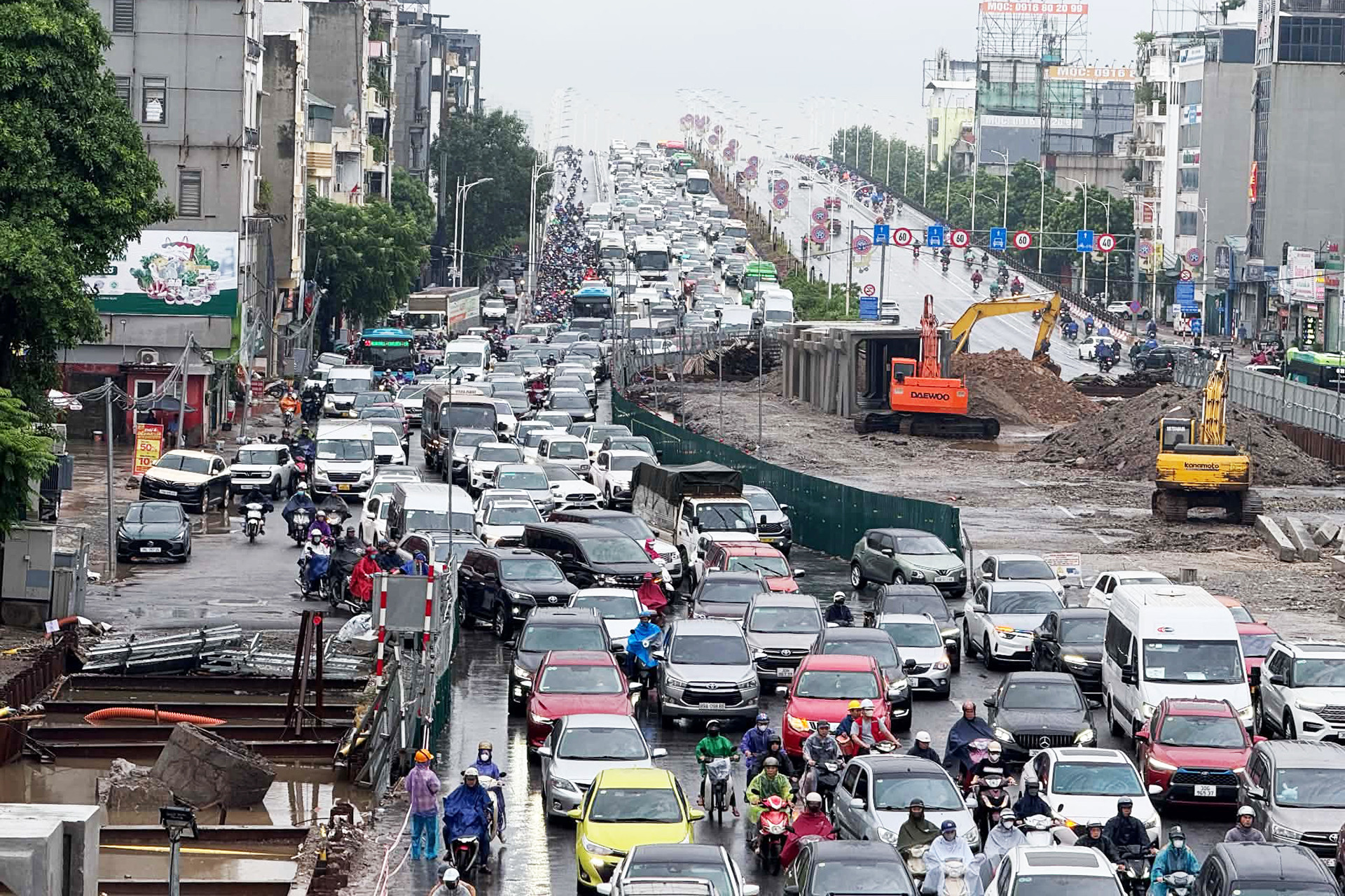 Người Hà Nội đội mưa lớn đi làm, ‘chôn chân’ trên những tuyến đường ùn tắc