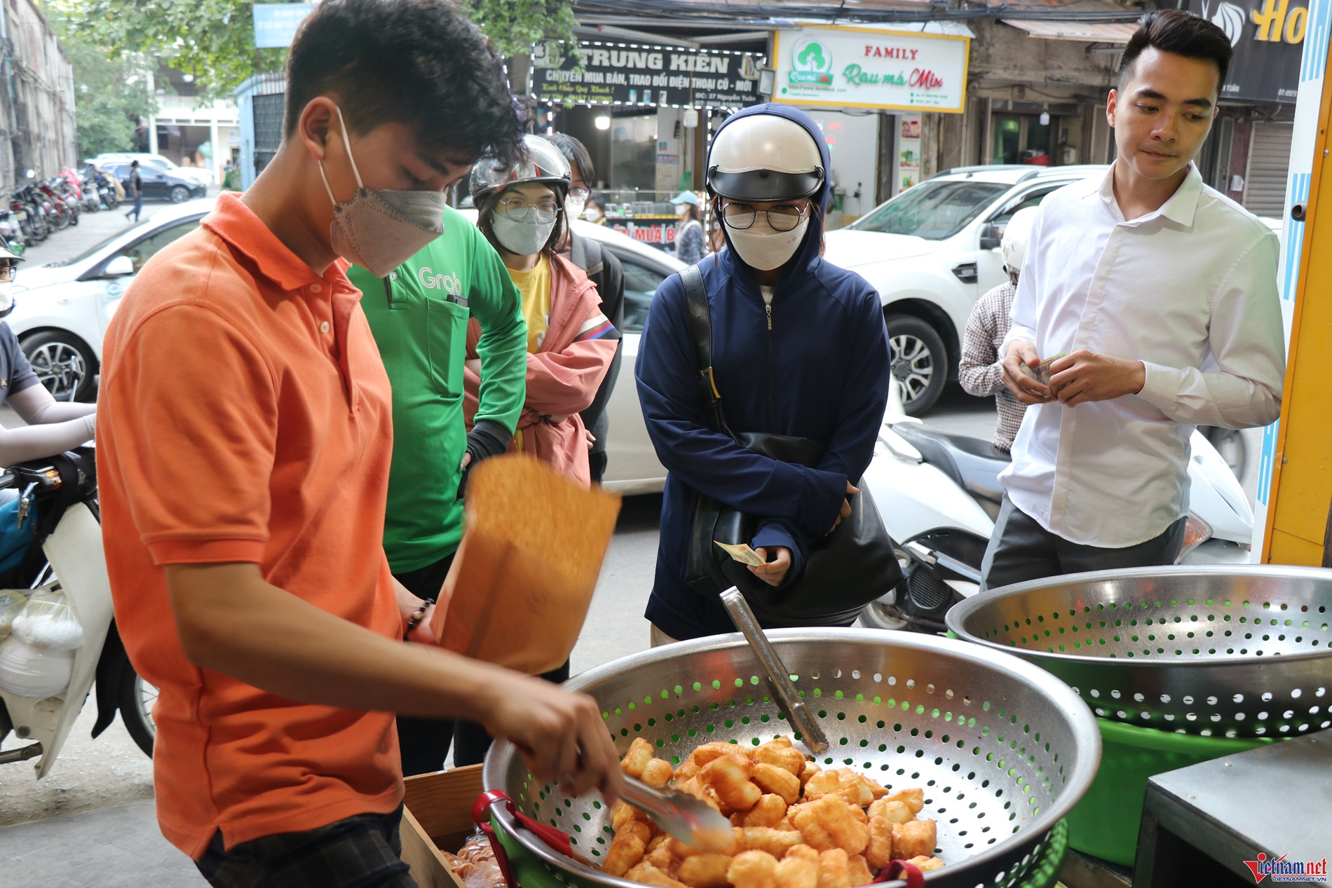 5 quán ăn vặt đông khách ở phường Hai Bà Trưng, Hà Nội, có món giá 15.000 đồng