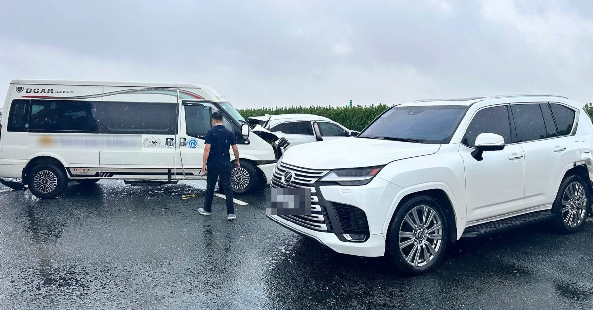 Ô tô Lexus đột ngột dừng giữa cao tốc Pháp Vân - Cầu Giẽ, 2 xe khác đâm dồn toa
