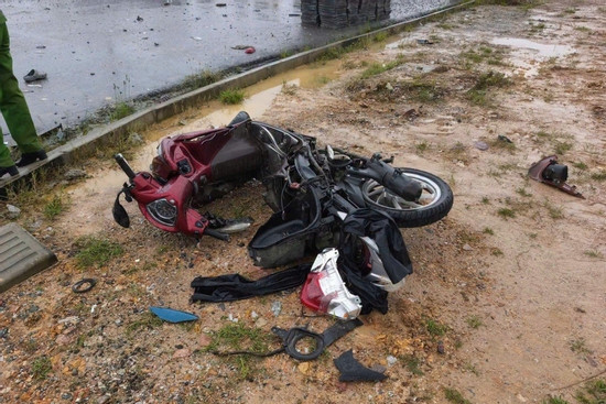 Bản tin chiều 15/9: Xe tải va chạm xe máy, hai nam sinh tử vong thương tâm