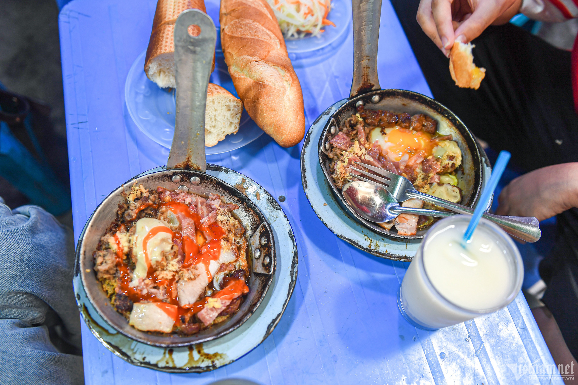 https://static-images.vnncdn.net/vps_images_publish/000001/000003/2026/9/15/banh-mi-chao-1040.jpg