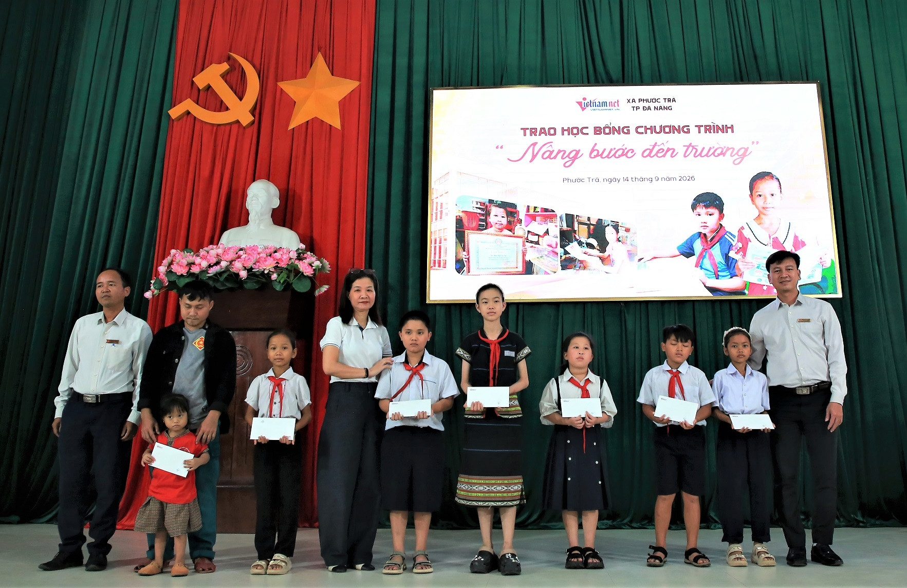 Báo VietNamNet trao học bổng tiếp sức học sinh khó khăn ở Phước Trà