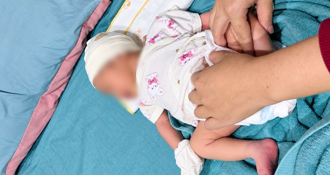 Bé gái sơ sinh bị bỏ rơi trước nhà dân, kèm lời nhắn &amp;apos;mẹ là sinh viên lầm lỡ&amp;apos;