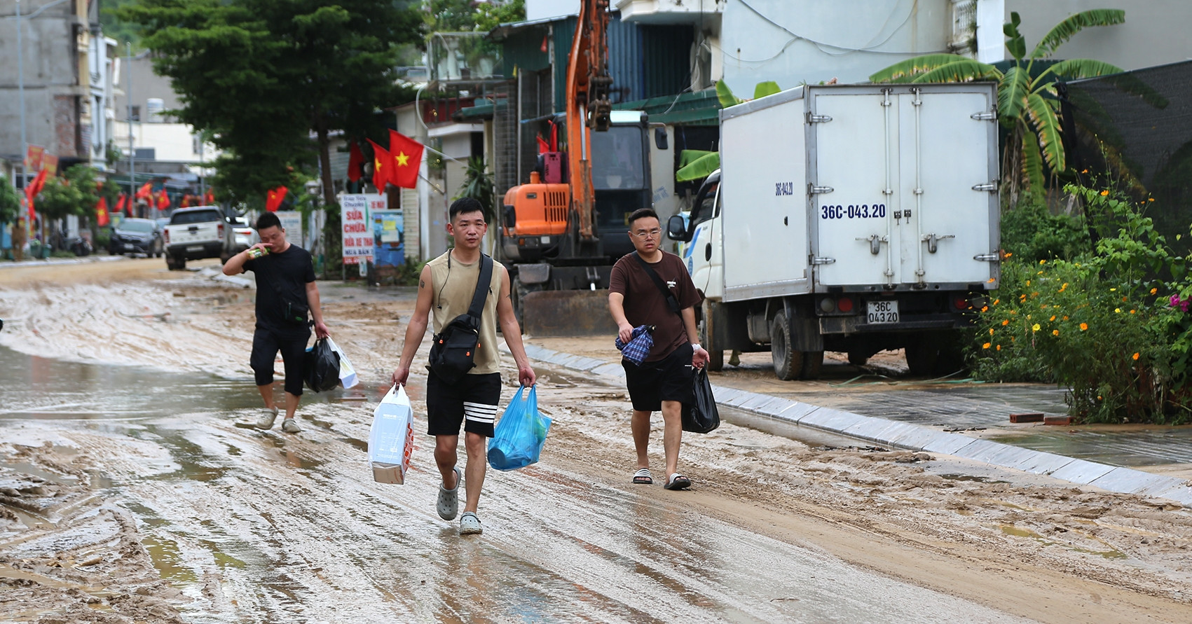 Mưa 1 tiếng, bùn nhão phủ dày khu phố dưới chân đồi ở Quảng Ninh
