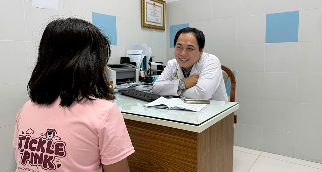 Căn bệnh lạ khiến nhiều học sinh cứ tới trường là đau bụng, ngất xỉu