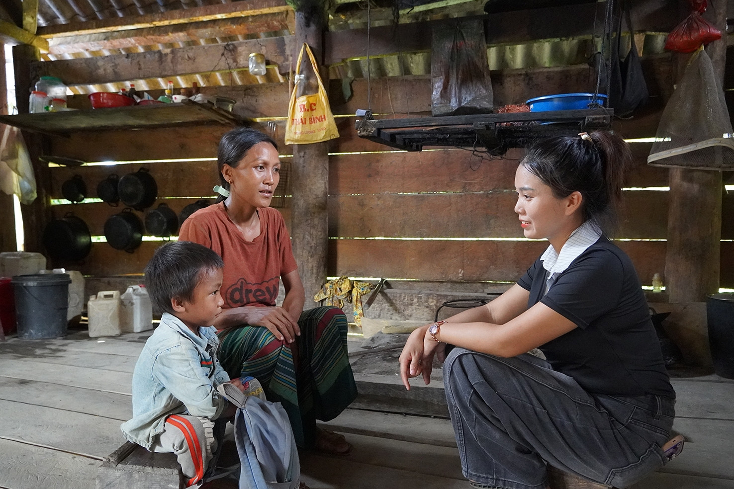 Cô giáo lên rẫy tìm học sinh, chờ cha mẹ 'đủ tuổi' để khai sinh cho trò