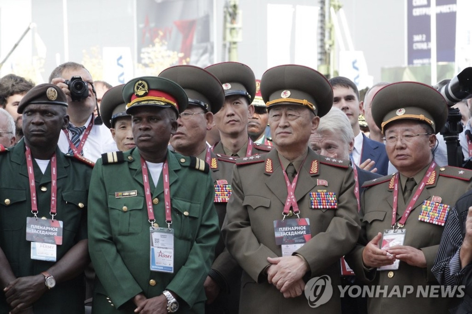 Cựu Thứ trưởng Quốc phòng Triều Tiên (thứ 2 bên phải) đã qua đời. Ảnh: Yonhap