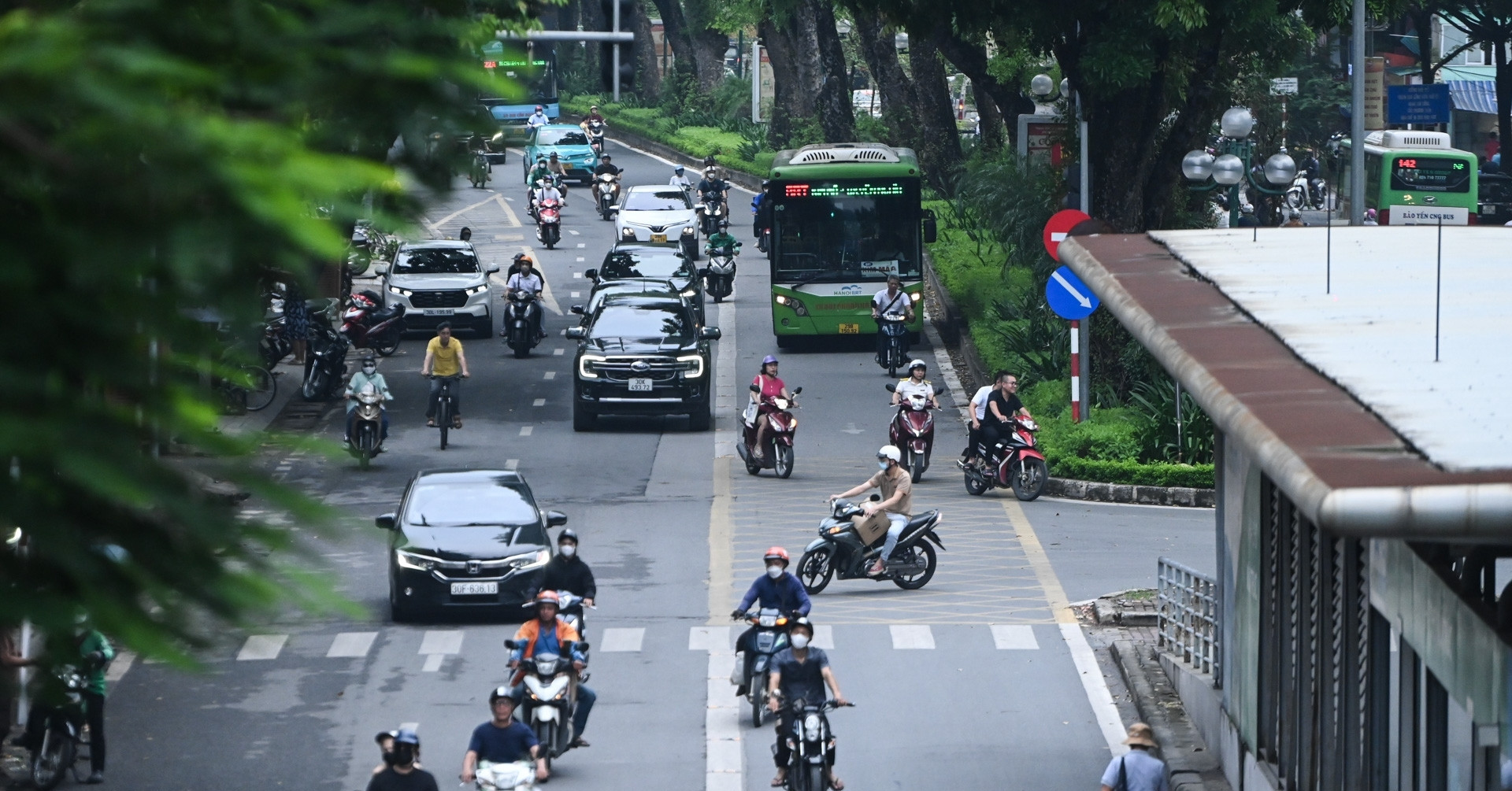Hà Nội cho xe đi vào làn BRT để giảm ùn tắc tại nút Láng Hạ - Giảng Võ