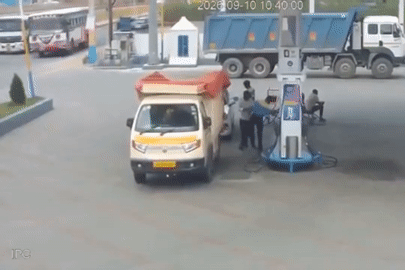 Khoảnh khắc xe buýt mất lái lao thẳng vào cây xăng, người dân chạy tán loạn