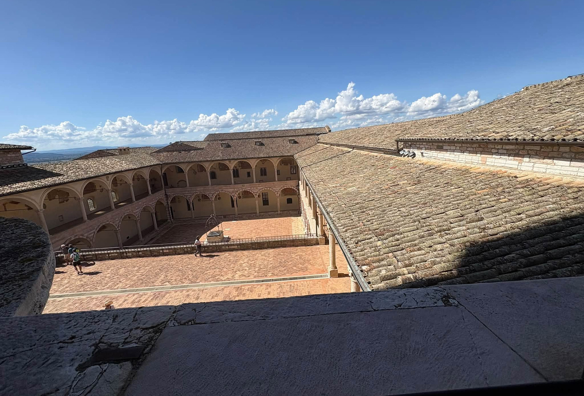 Kỳ lạ ở Italy: Hai nhà thờ xếp tầng lên nhau, dưới cùng là mộ vị thánh