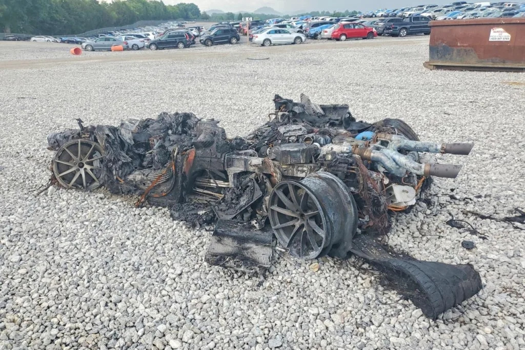 McLaren 720S cháy rụi chỉ còn đống tro tàn vẫn được rao bán giá hơn 6,5 tỷ đồng