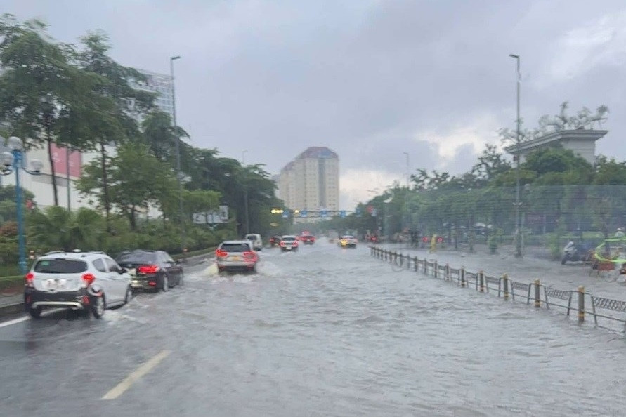 Mưa lớn ở Hà Nội, nhiều khu vực xuất hiện điểm ngập