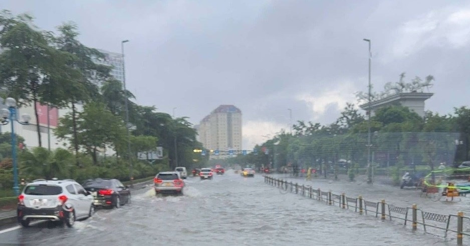 Mưa lớn ở Hà Nội, nhiều khu vực xuất hiện điểm ngập