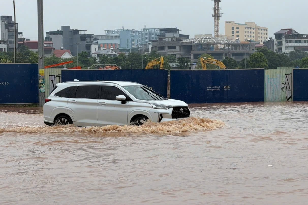 Mưa lớn ở Hà Nội, nhiều khu vực xuất hiện điểm ngập
