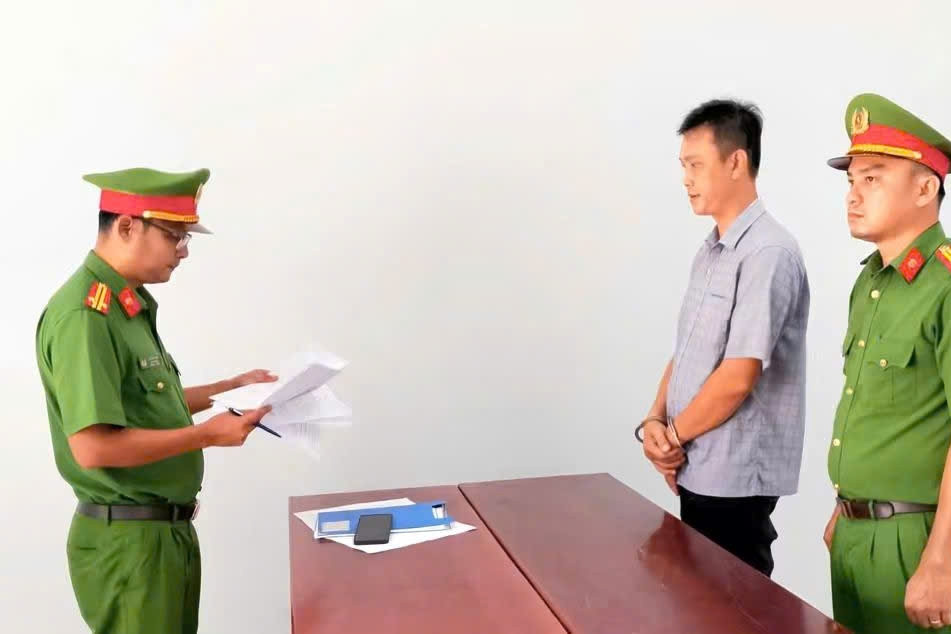 Người đàn ông phát tán 6 clip riêng tư để làm nhục bạn gái