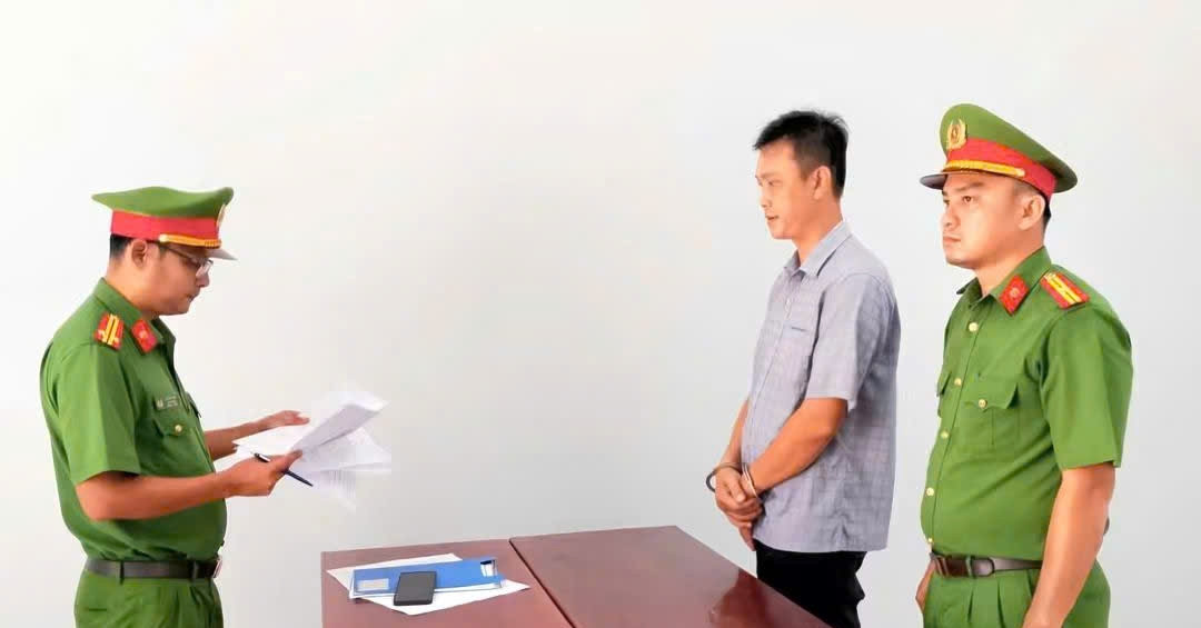 Người đàn ông phát tán 6 clip riêng tư để làm nhục bạn gái