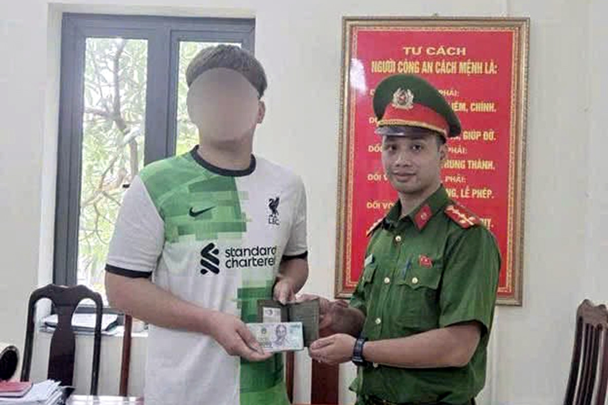 Tân sinh viên đánh rơi 10 triệu đồng khi mới lên Hà Nội nhập học