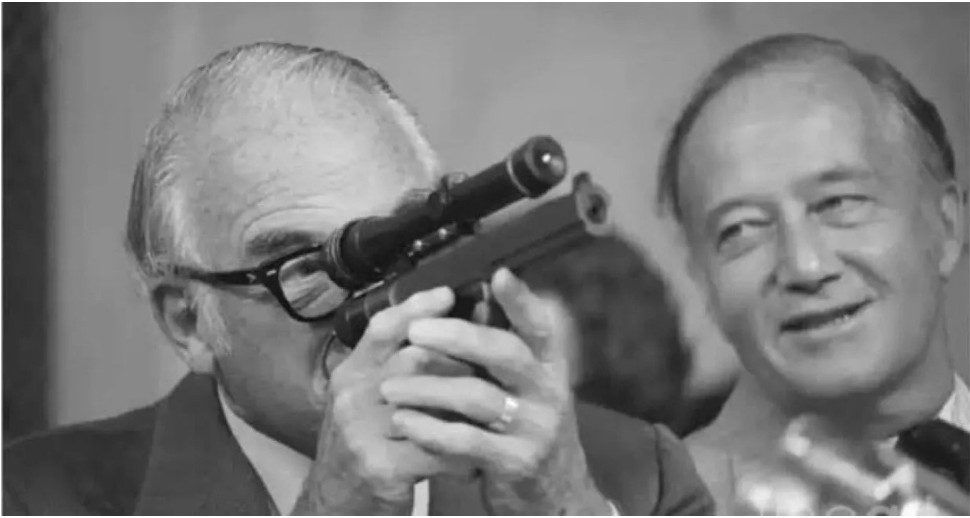 Thượng nghị sĩ Barry Goldwater nhìn qua ống ngắm của khẩu súng phi tiêu. Ảnh: x.com