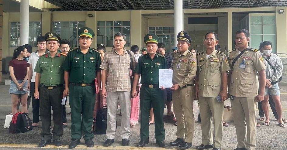 Tiếp nhận hơn 100 công dân Việt Nam do phía Campuchia bàn giao