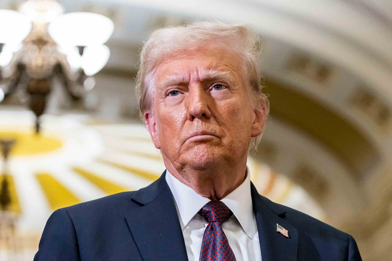 Tổng thống Trump bất ngờ gọi điện cho CEO Nvidia giữa sân khấu để nói một điều
