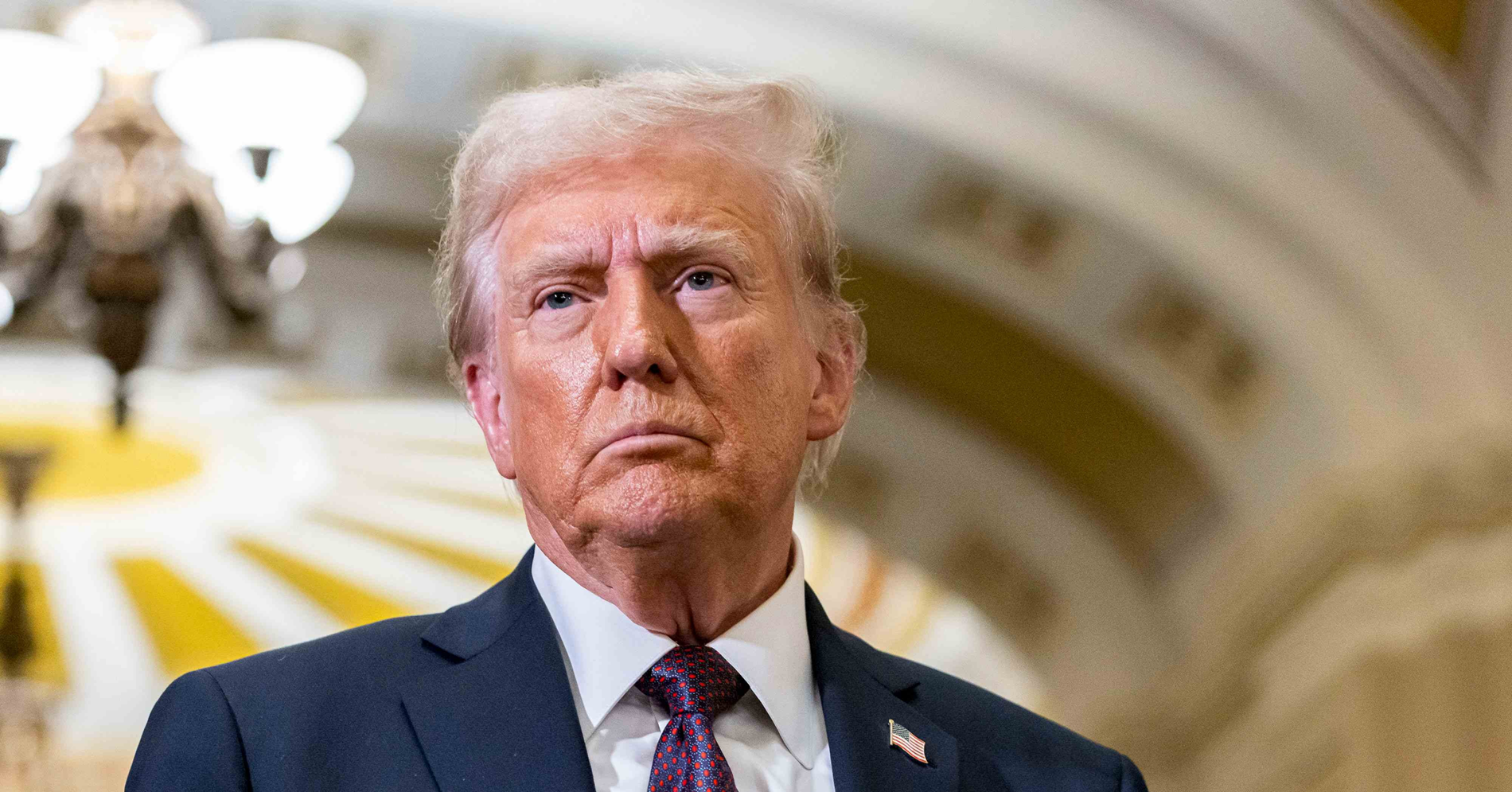 Tổng thống Trump bất ngờ gọi điện cho CEO Nvidia giữa sân khấu để nói một điều