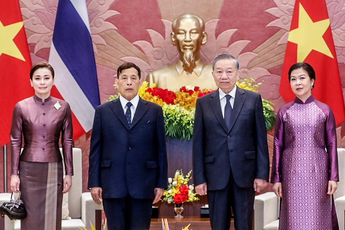 Việt Nam bắn đại bác chào đón Nhà Vua Thái Lan và Hoàng hậu
