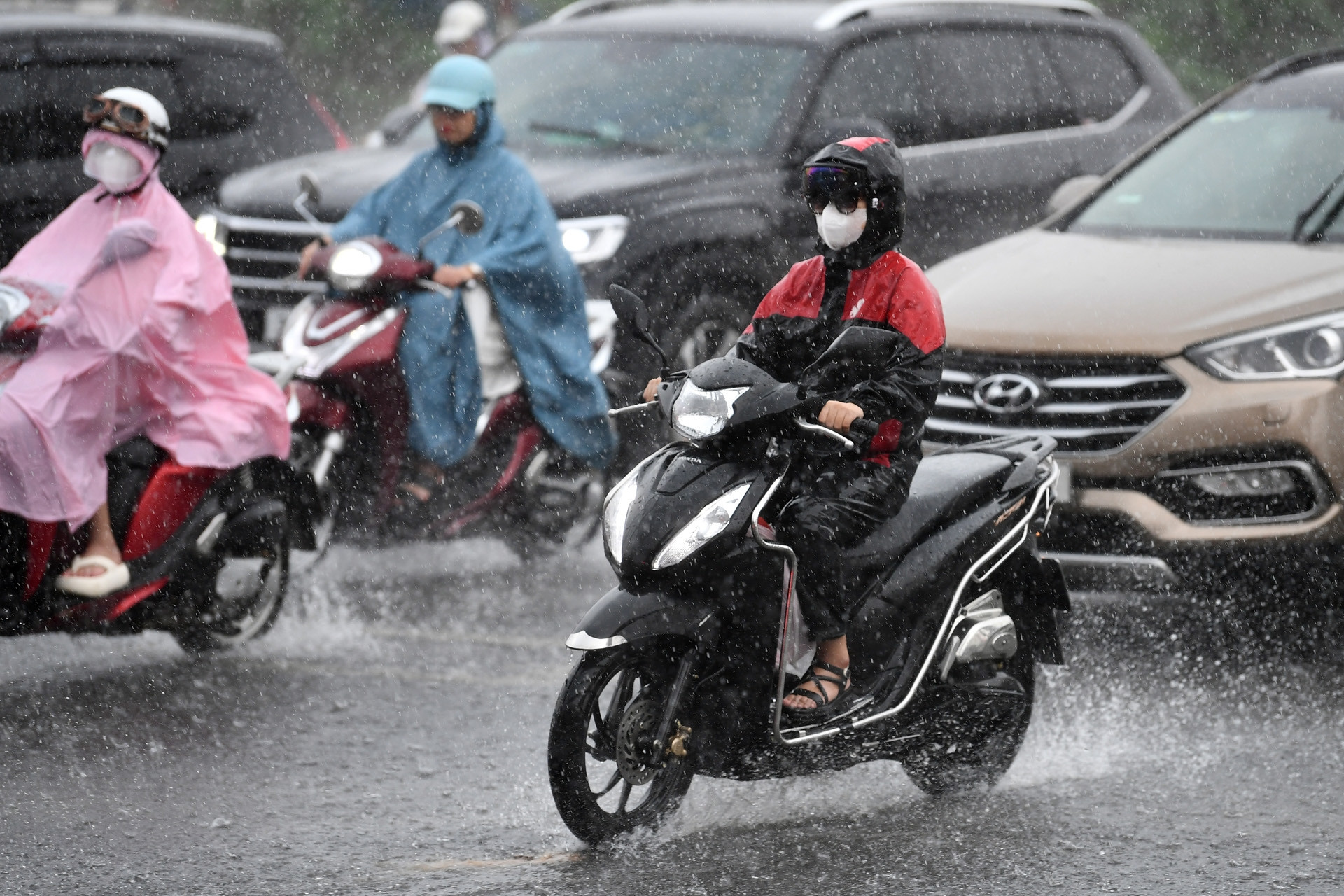 Hà Nội còn mưa lớn suốt đêm nay và ngày mai 17/9, miền Bắc sắp giảm mưa