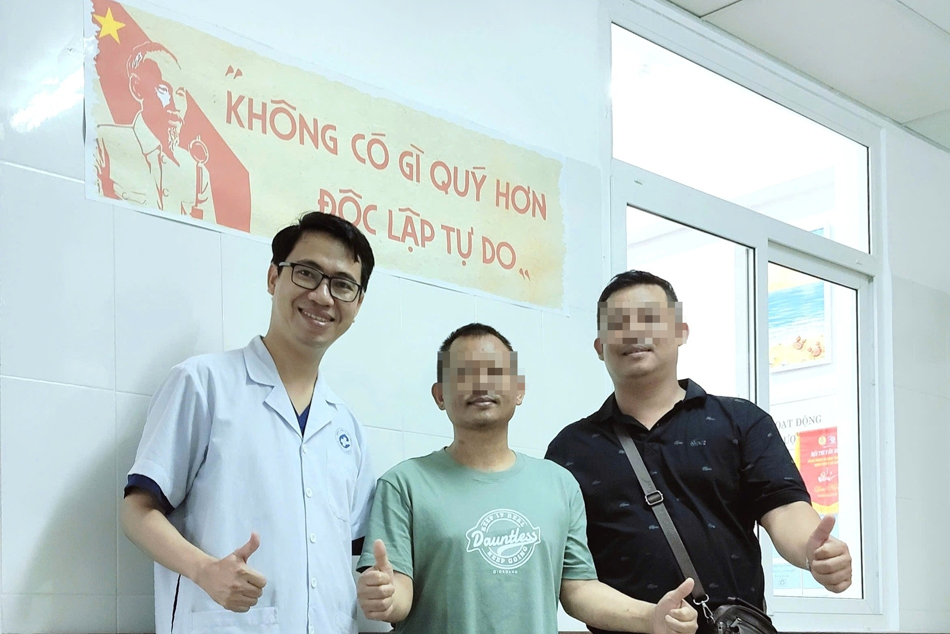 Bác sĩ Việt giành lại sự sống cho du khách nước ngoài nôn ra máu sau chuyến bay