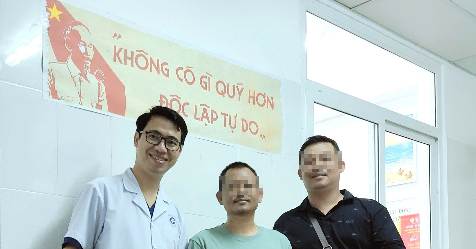 Bác sĩ Việt giành lại sự sống cho du khách nước ngoài nôn ra máu sau chuyến bay