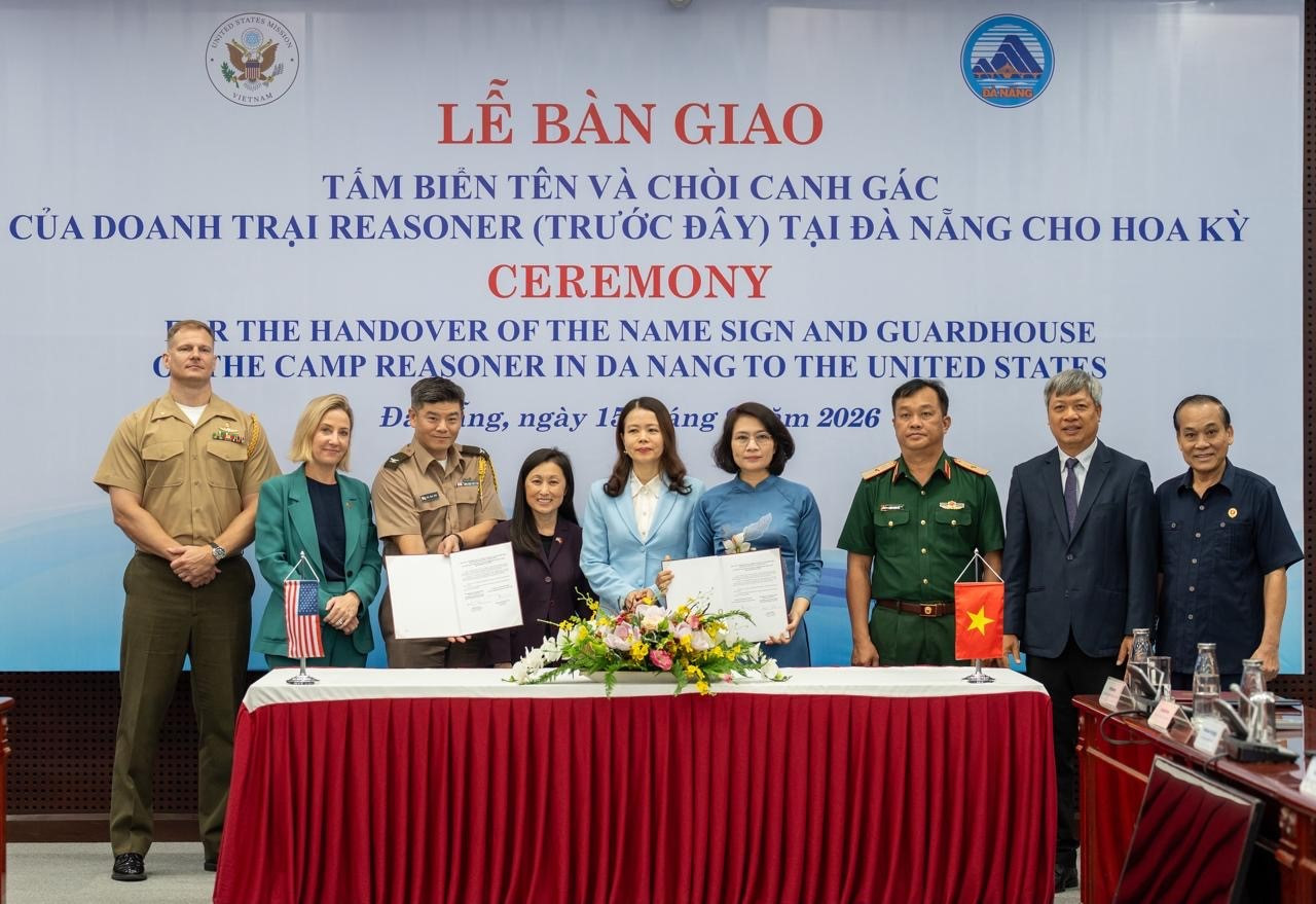 Bàn giao tấm biển tên và chòi canh gác của doanh trại Reasoner cho Hoa Kỳ