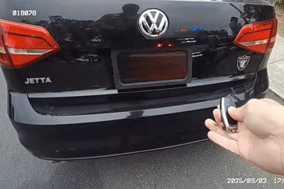 Bắt tài xế xe Volkswagen dùng nút bấm che biển số tự động để né phí cầu đường