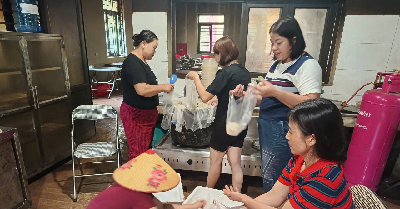 Bữa ăn tránh lũ của học sinh nội trú: Đủ xôi và thịt kho