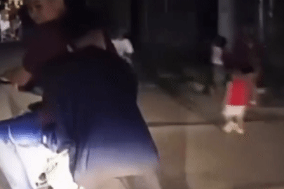 Clip hai thanh niên điều khiển xe trượt lê chân ‘làm xiếc’ trên quốc lộ