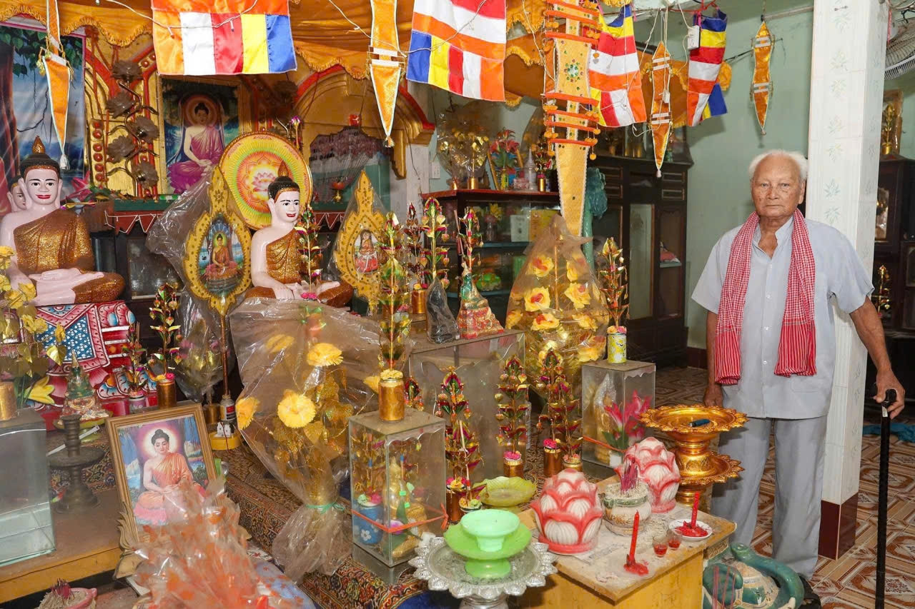 Cụ ông Khmer 93 tuổi dành 26 năm dựng nhà tháp, tạc hàng nghìn tượng Phật