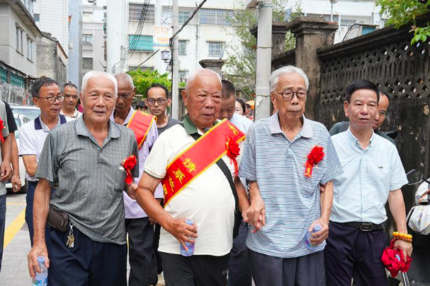 Cụ ông tìm người thân hơn 60 năm, đoàn tụ với 4 anh em ruột khi ngoài 80 tuổi
