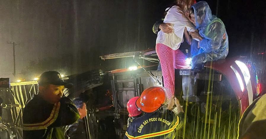 Xe khách chở 19 người mất lái lật ngang xuống mương trên Quốc lộ 14