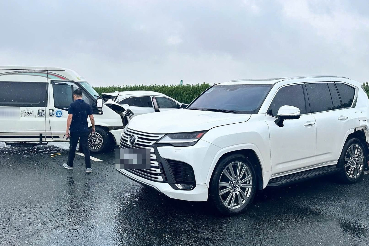 Dừng đột ngột trên cao tốc gây tai nạn, tài xế Lexus có thể đối mặt với điều gì?