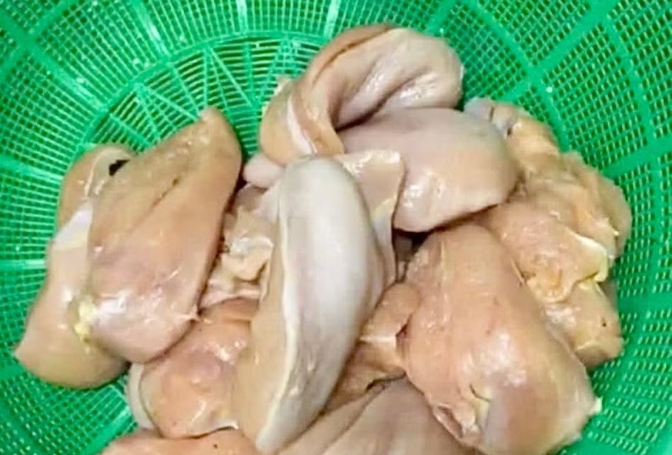 Hà Nội yêu cầu xác minh phản ánh 'tôm ươn, thực phẩm có mùi' đưa đến trường học