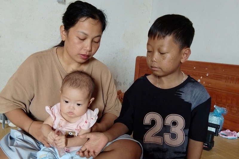 Hai con đều mắc bệnh hiểm nghèo, gia đình người Tày chật vật xoay xở