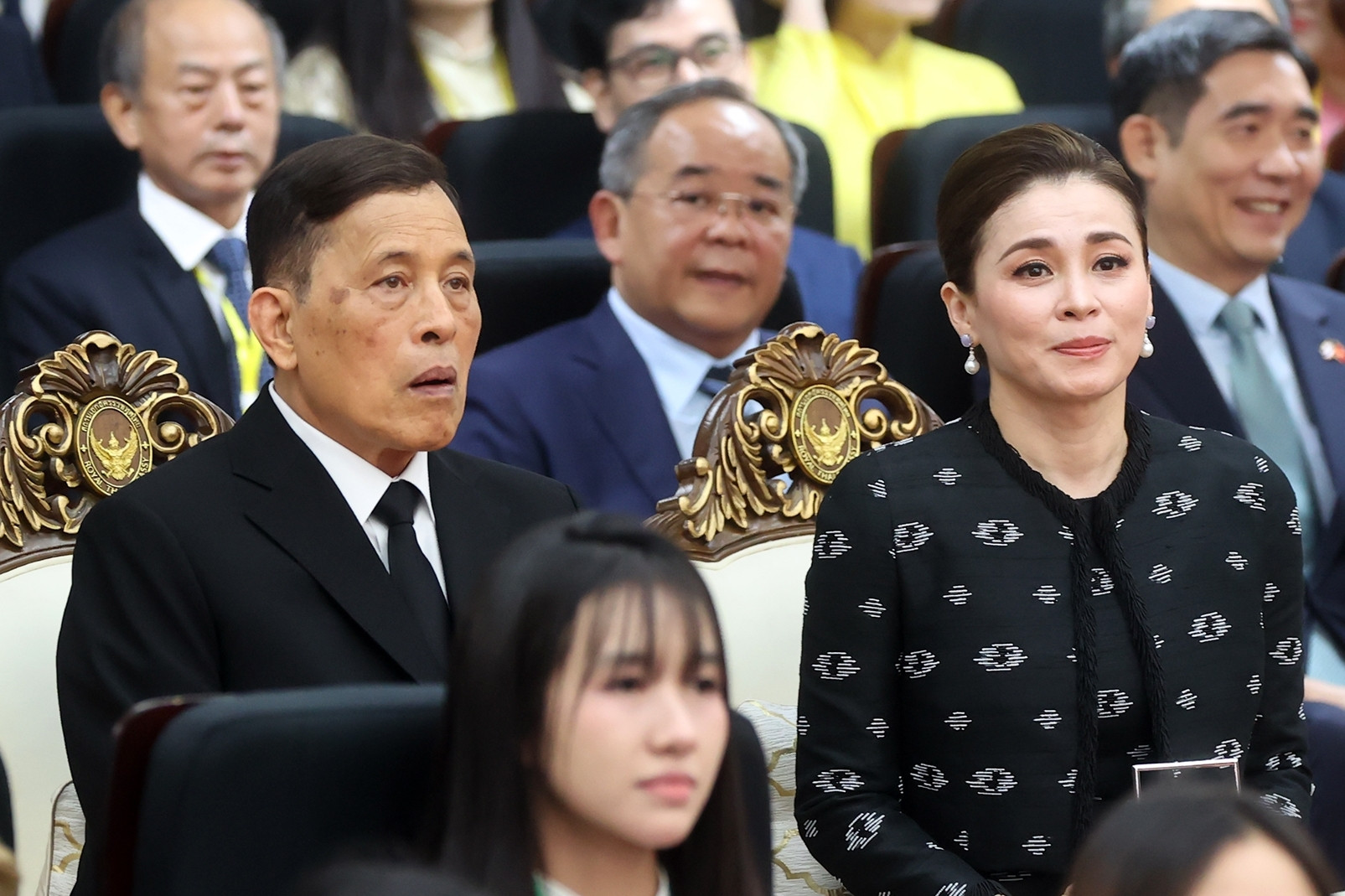 Nhà vua Thái Lan và Hoàng hậu dự lớp học tiếng Thái cùng sinh viên Việt Nam
