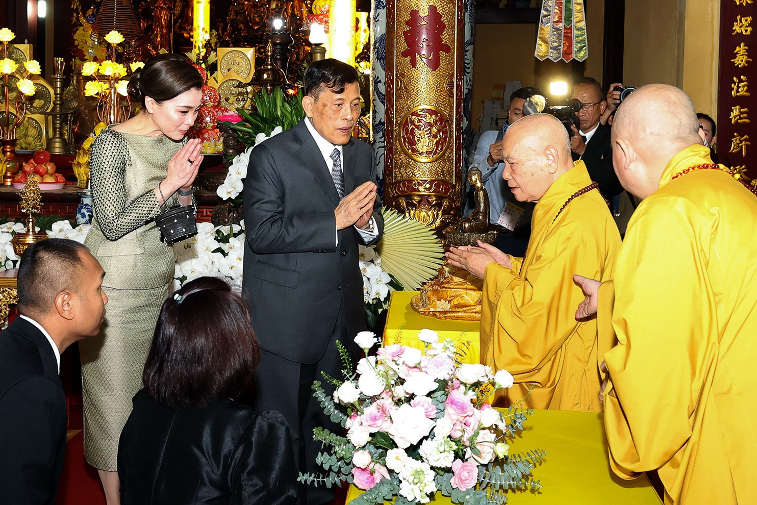 Nhà Vua Thái Lan và Hoàng hậu lễ Phật tại chùa Quán Sứ
