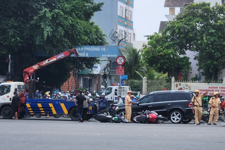 Ô tô Mercedes tông liên hoàn 3 xe máy dừng đèn đỏ, kéo lê 10m ở TPHCM