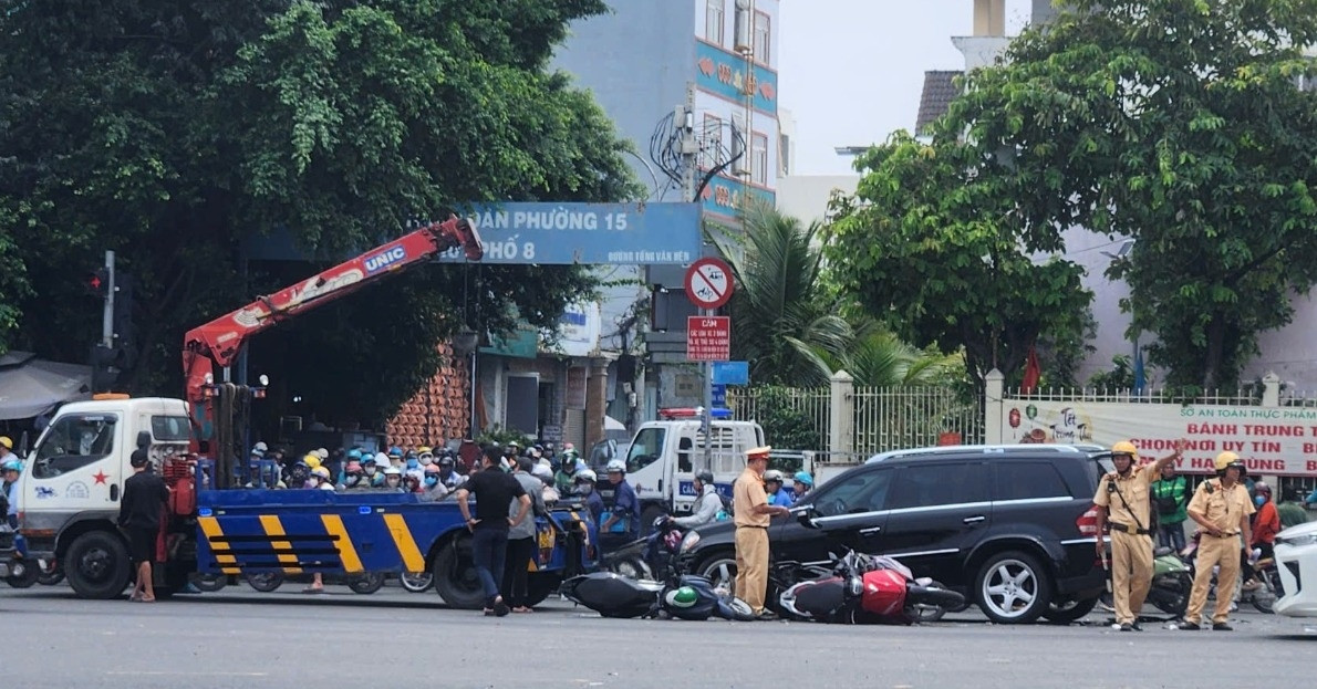 Ô tô Mercedes tông liên hoàn 3 xe máy dừng đèn đỏ, kéo lê 10m ở TPHCM