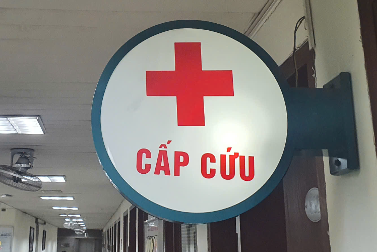 Phải đi cấp cứu sau khi nuốt 6 viên sỏi