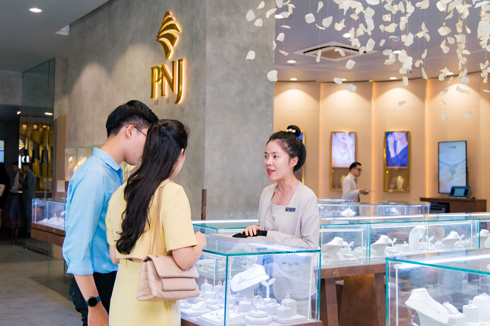 PNJ công bố thông tin bất thường về thời gian thanh toán cho khách bán vàng, kim cương